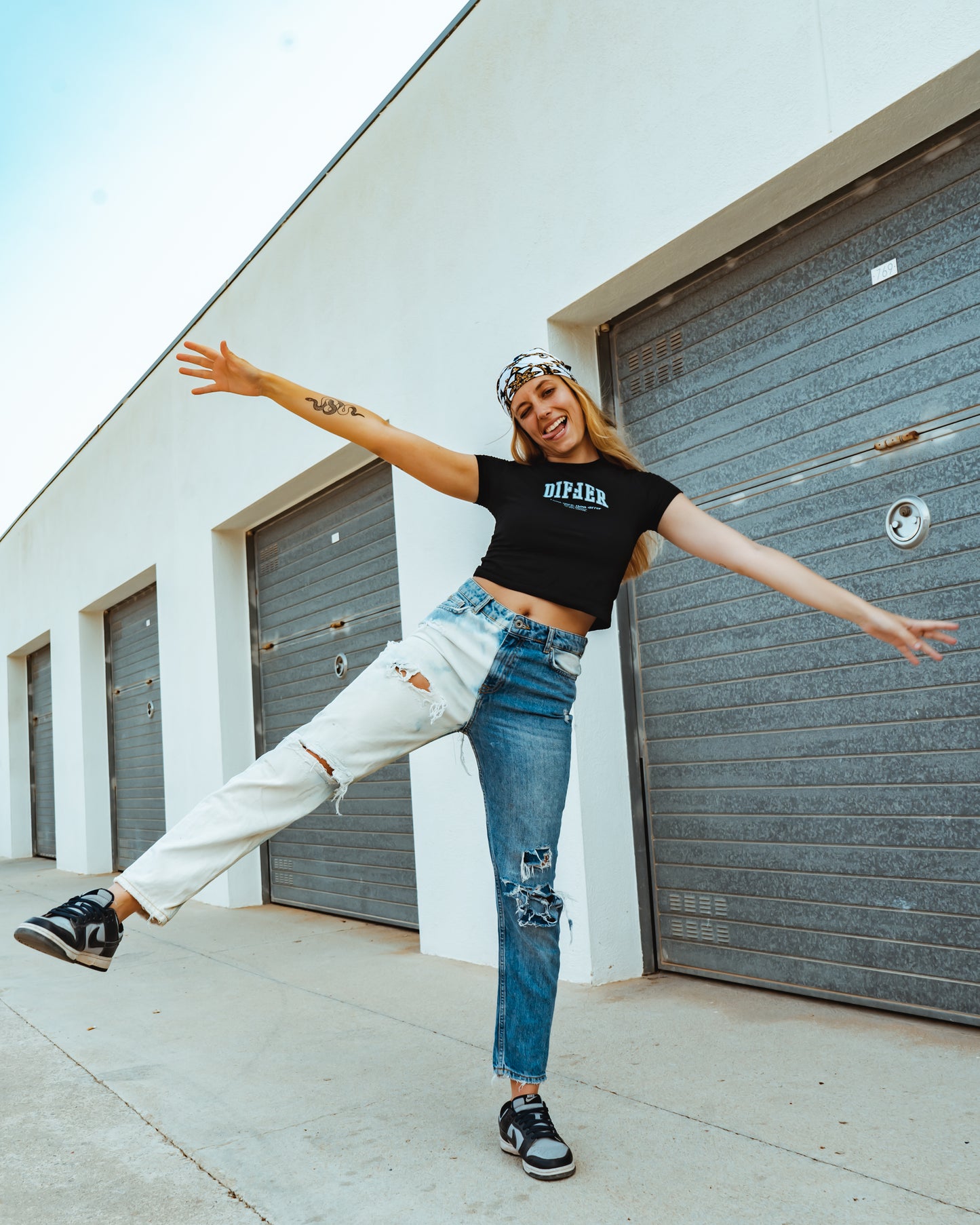 BASIC BLACK CROP TEE